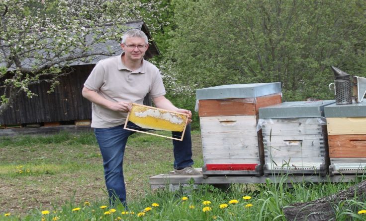 Imkerobmann Martin Maurer beim Bienenstand