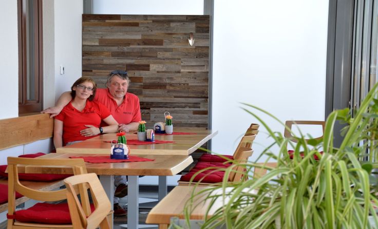 Christian Straus und seine Dagmar Gravogl sind stolz auf den neuen Wintergarten im Restaurant.