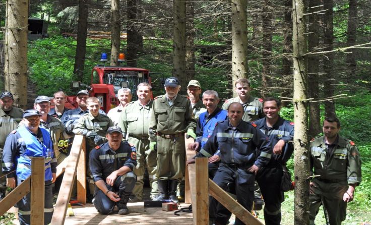 Die eingeteilten Feuerwehr Mitglieder beim fast fertigen Bäckersteg