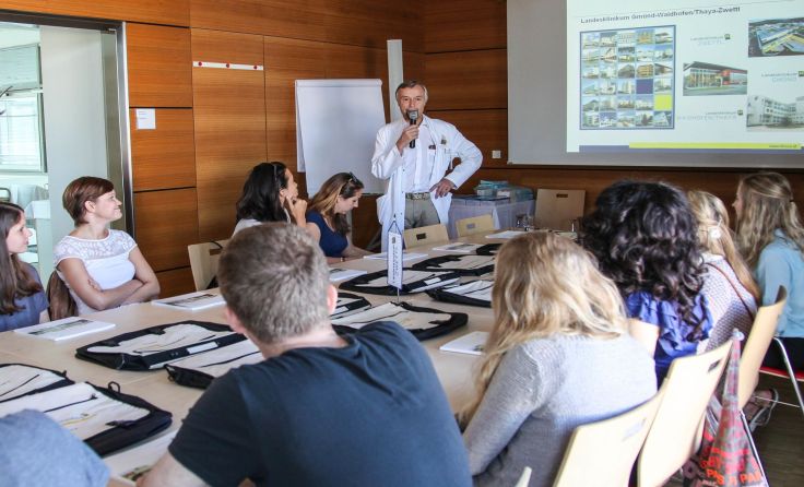 Prim. Manfred Weissinger mit den Studierenden im Sommer des Vorjahres. Foto: LK Zwettl