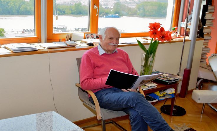 Gerhard Dorfer studiert hier gerade seine aktuelle Rolle.