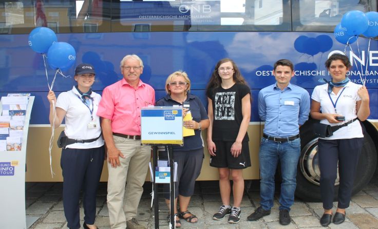 Stadtrat Josef Zlabinger mit der stolzen Gewinnerin. Fotos: OeNB