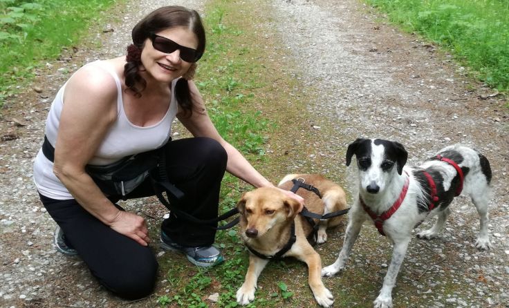 Friederike Weimann mit ihren beiden Schützlingen, Lisy und Lusy