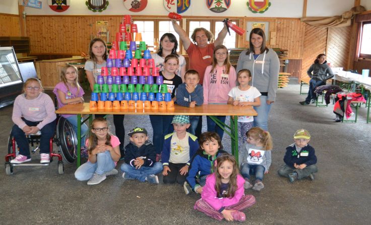 Fleißig wurden Becherpyramiden gestapelt