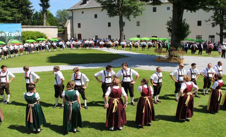 Der Auftritt aller Volkstanzgruppen ergibt ein imposantes Bild