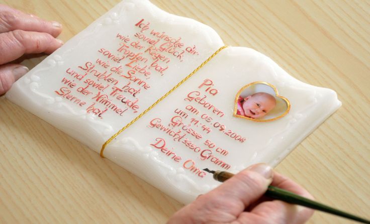 Rosina Eßmeister verziert Kerzen und Wachsbücher mit viel Liebe zum Detail