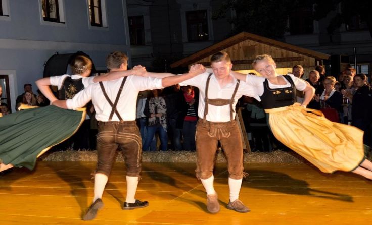 Beim "Schwinger" kommen die neuen Dirndl gut zur Geltung