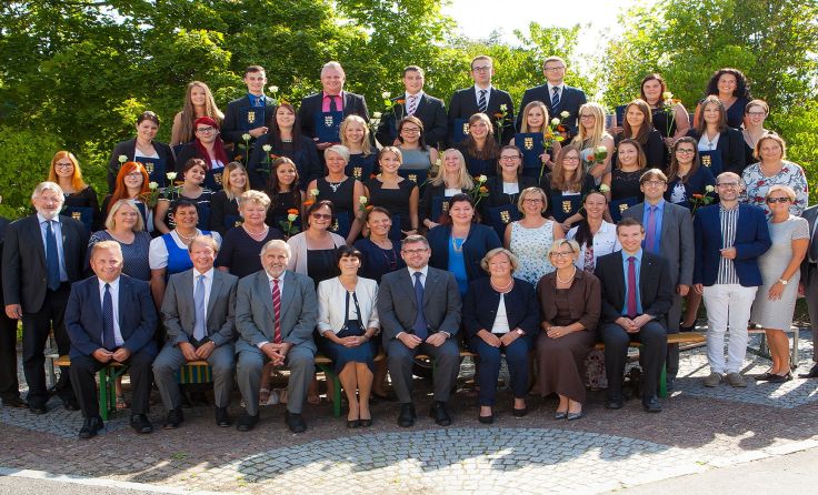 Die 29 Absolventen mit den Ehrengästen; Foto: LK Zwettl