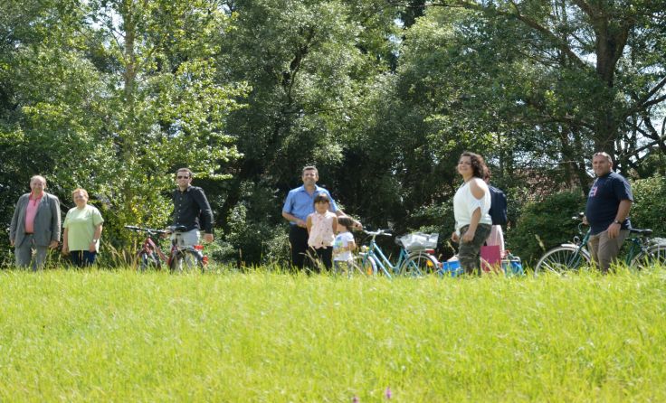 Die Helfermannschaft auf dem Weg zum sanierten Pavillon