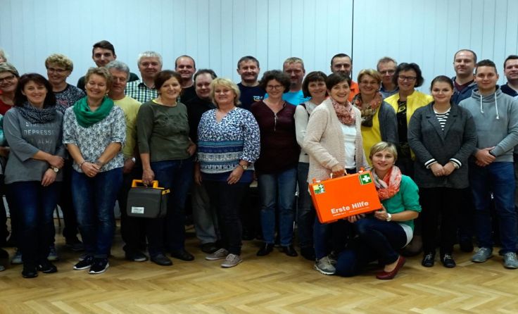 Gruppenfoto mit den Mitarbeitern der Stadtgemeinde und der Sparkasse Groß Gerungs; Foto: ASB