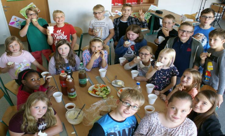 Frischer Apfelsaft und gesundes Gemüse - alles aus dem eigenen Schulgarten; Fotos: NMS Stift Zwettl