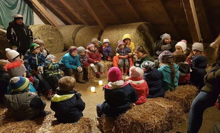 Umgeben vom Duft des Heus, wurden im Stadl spannende Geschichten erzählt; Fotos: Manada de Sana
