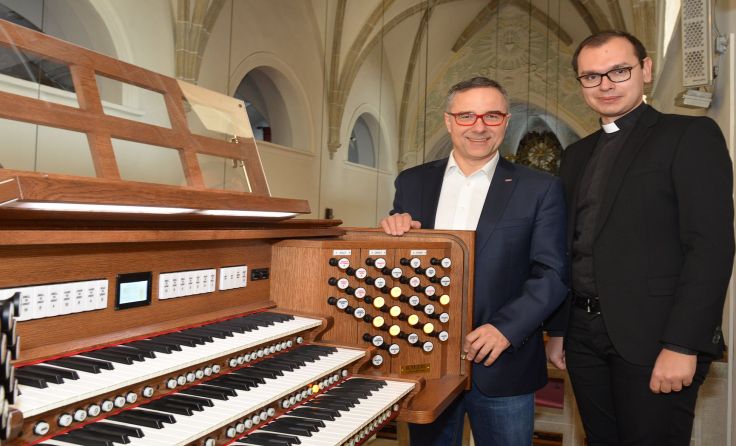 Pfarrer Thomas Kuziora mit Christof Kastner; Foto: Kastner