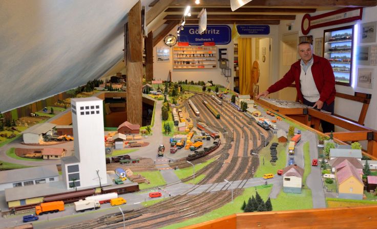Leopold Klein und die Modellbahnfreunde freuen sich auf viele Interessierte am 24. Dezember!