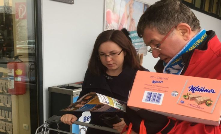 Funktionär Johann Palkovich mit einer Passantin; Foto: FSG