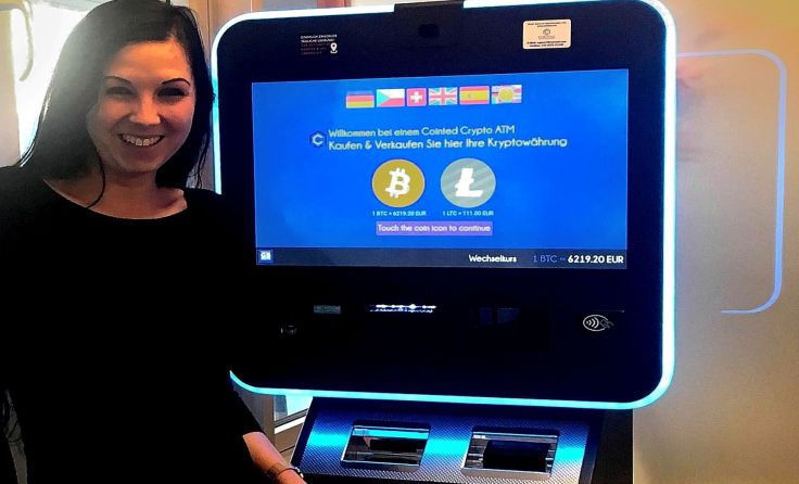 Patricia Mayerhofer vor einem Bitcoin-Automaten in Linz