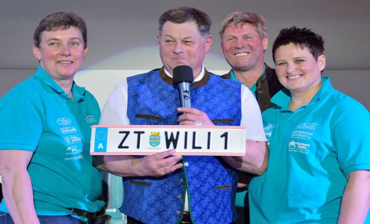 Willi Stöcklhuber bekam vom Benefizverein ein besonderes Autokennzeichen überreicht