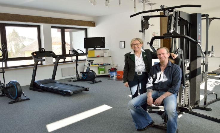 Bürgermeisterin Adelheid Ebner und Gemeindemitarbeiter Stefan Hofbauer im GUTfit