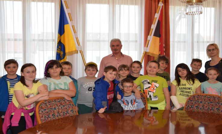 Die beiden Klassen der Volksschule Schweiggers zu Besuch