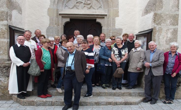 Vor der Kirche in Schönbach; Foto: Leopold Wieseneder 
