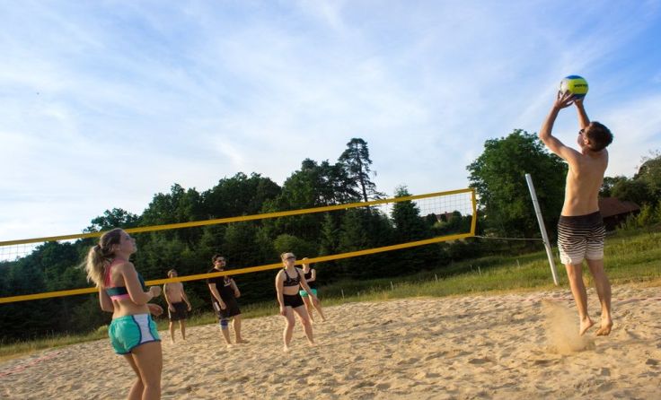 Ein lässiger Sommertag garniert mit Beachvolleyball wartet auf die Besucher;