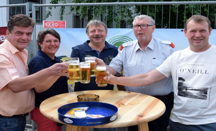 Prost - auf den gemütlichen Feuerwehrfrühschoppen! Fotos: Franz Fichtinger