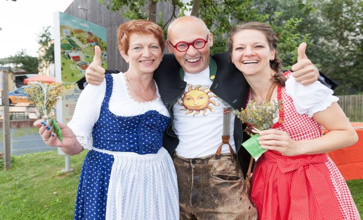 Sonnentor Gründer Johannes Gutmann (Mitte) freut sich auf das Jubiläumsfest. Foto: SONNENTOR