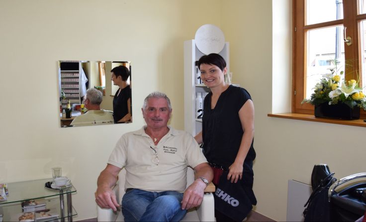 Einer der ersten Kunden - Bürgermeister Johann Hölzl; Foto: Gemeinde