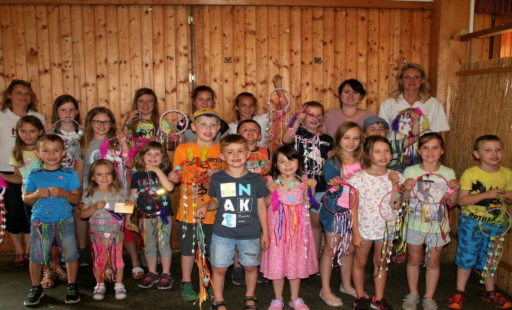 Stolz präsentieren die Kids ihre bunten Traumfänger; Foto: Gemeinde