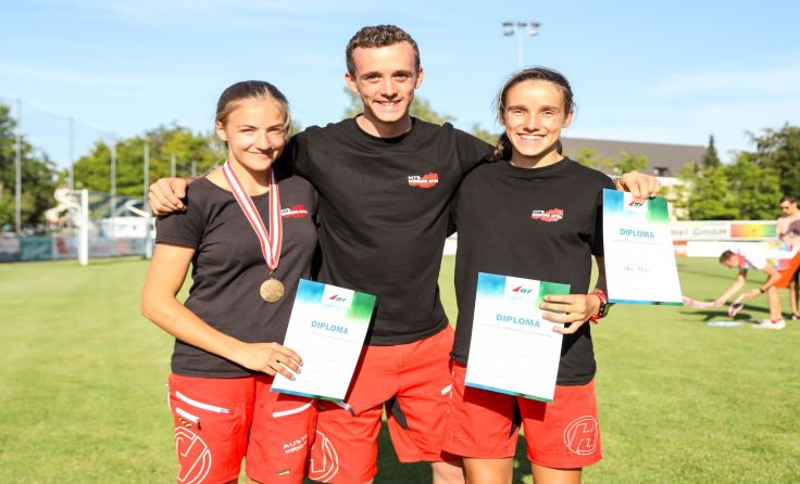 Lea HNILICA mit Medaille, Tobias Micko und Lena Schnetz mit Diplom; Foto: Rainer BURMANN