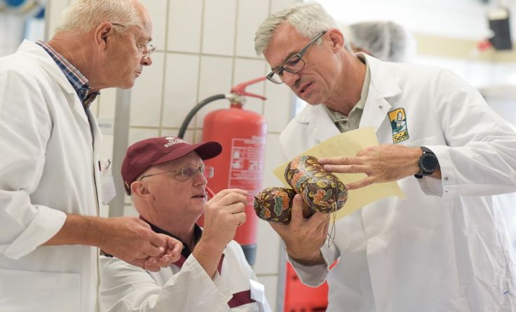 Jedes eingereichte Produkt wird von der Jury mit allen Sinnen beurteilt. Foto: WKÖ / Pianka