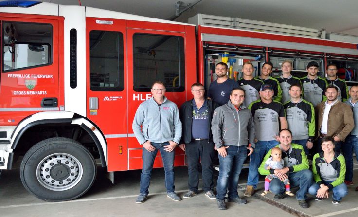 Die Wettkampfgruppe der FF Groß Meinharts mit ihren acht Sponsoren; Foto: KaVo