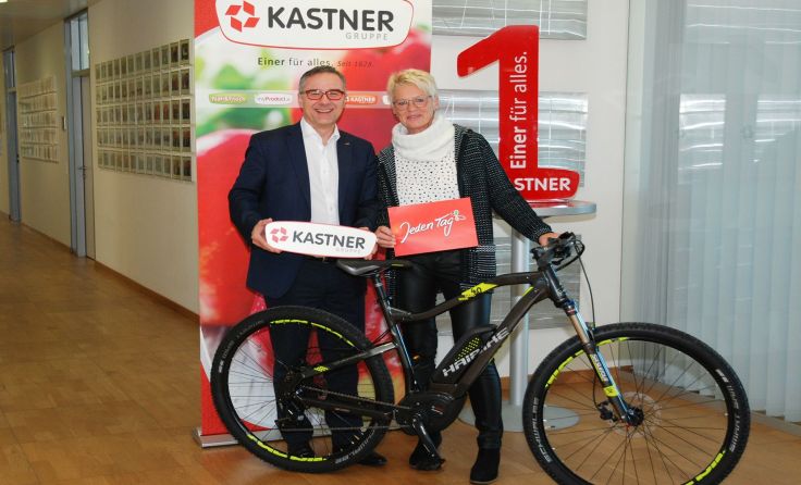 Christof Kastner mit der glücklichen Gewinnerin Veronika Fuchs; Foto: Kastner