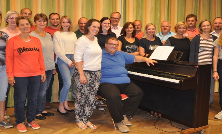 Die Chormitglieder unter der Leitung von Anna Salzbrunn (vorne Mitte);