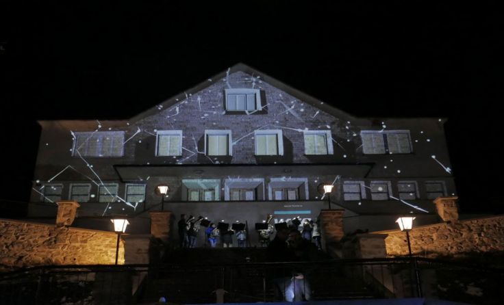 Das Foto zeigt die Musiker vor der bespielten Fassade; Foto: aL!VE - lichtspiel Allentsteig