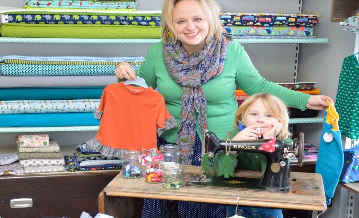 Kathrin Deibler mit ihrem Sohn Theo und ihren „Glückstoffen“ Foto: KaVo