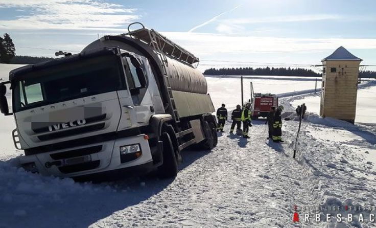Der Silowagen steckte in den Schneewechten fest. Fotos: FF Arbesbach
