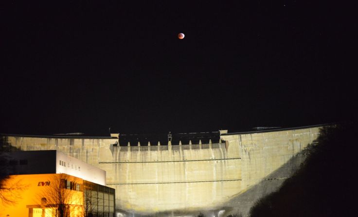 Werksleiter Erich Binder hielt den "Blutmond" über Ottenstein fest; Foto: EVN