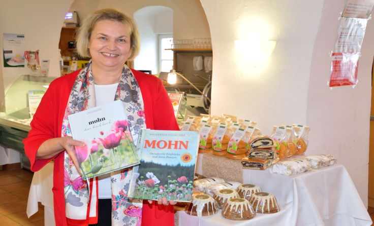 Hannelore Zinner mit dem alten und neuen Exemplar ihres Mohnkochbuches.