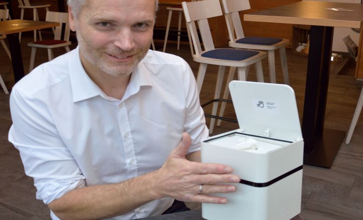 Der gebürtige Zwettler Roland Moser mit seiner Erfindung „Toicube“; Foto: KaVo