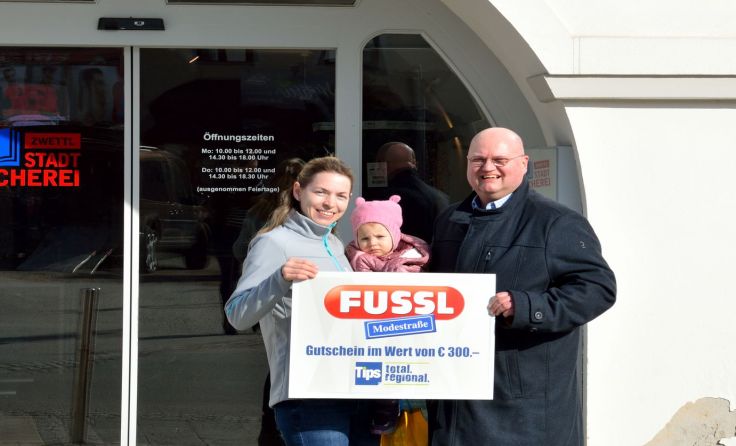 Elisabeth Weber mit Töchterchen Sophie und Franz Fichtinger (Tips-Anzeigenberater); Foto: KaVo
