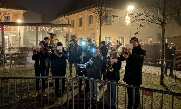 Bläsergruppe beim Weihnachtsstandl, Foto: Marktmusik Schörfling