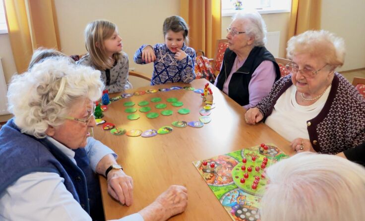 Kids und Oldies beim gemeinsamen Spielen