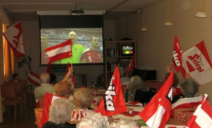 Senioren im EM-Fußballfieber (©Kursana)