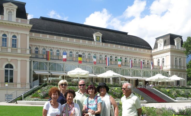 Die Ausflugsgruppe vor dem Kongress- und Theaterhaus (© Kursana)