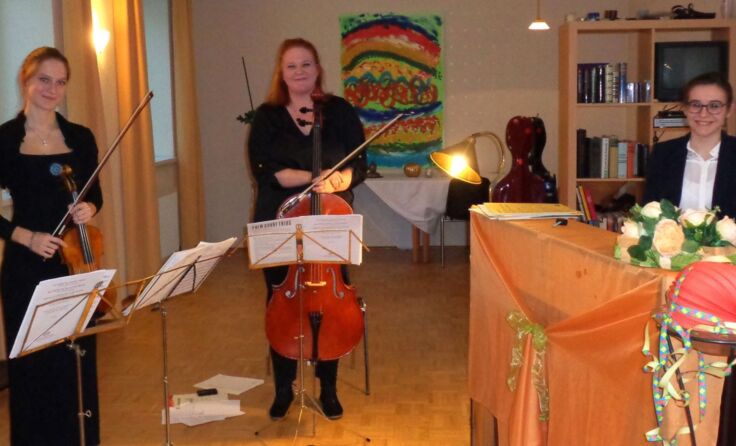 Violine, Violoncello und Klavier kamen zum Jahresstart vom Wall Trio. (©Kursana)