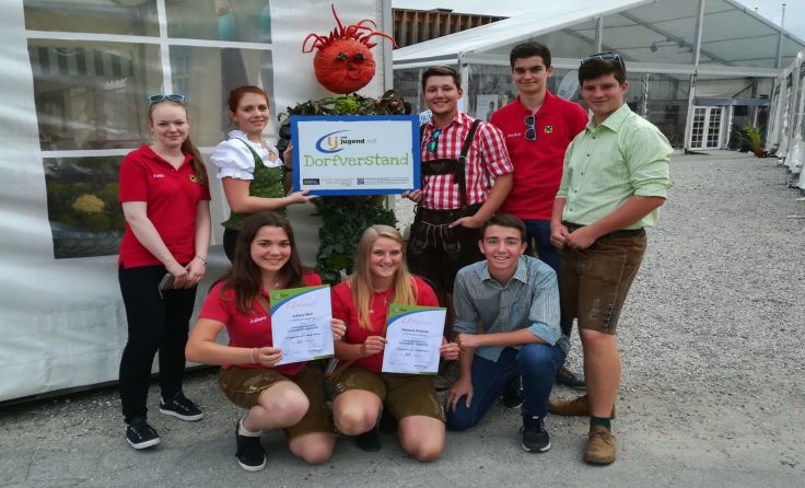 Die Landjugend Eferding bei der Verleihung der Ortstafel