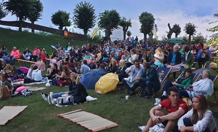 Die zahlreichen Besucher genossen die Stimmung im Ennser Schlosspark. Foto: JVP Enns