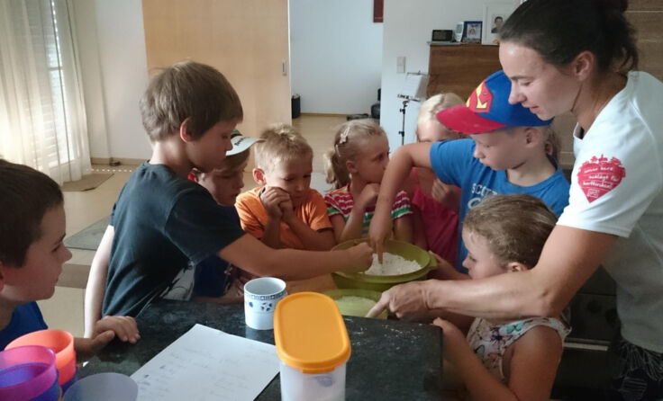 Zuerst wurde der Germteig zubereitet.