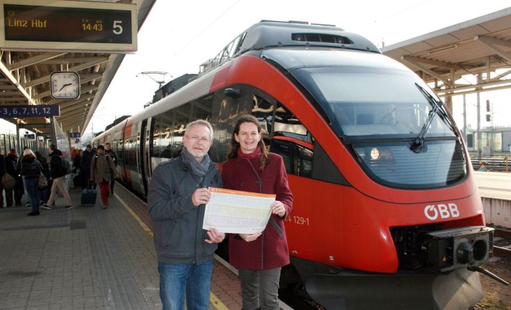 Kerstin Suchan-Mayr und Leopold Feilecker am Bahnhof von S.t Valentin.